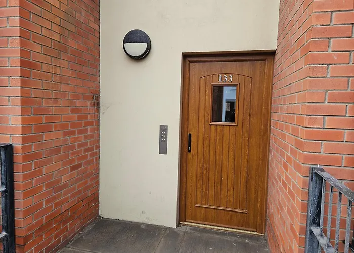 Stunning 2-Bed Apt-Freeparking Close To City