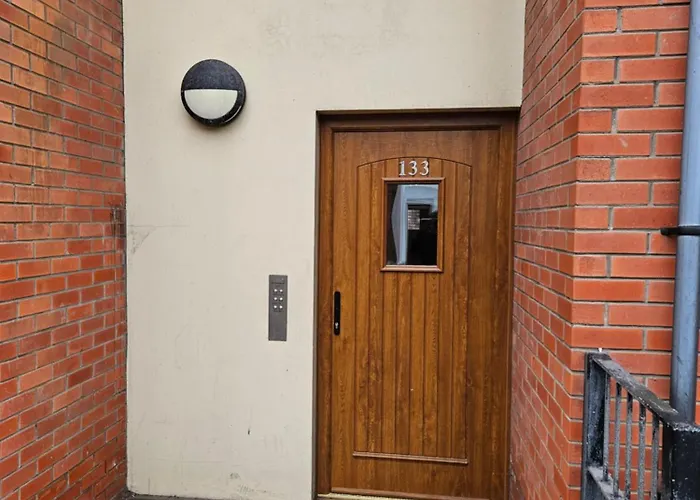 Stunning 2-Bed Apt-Freeparking Close To City