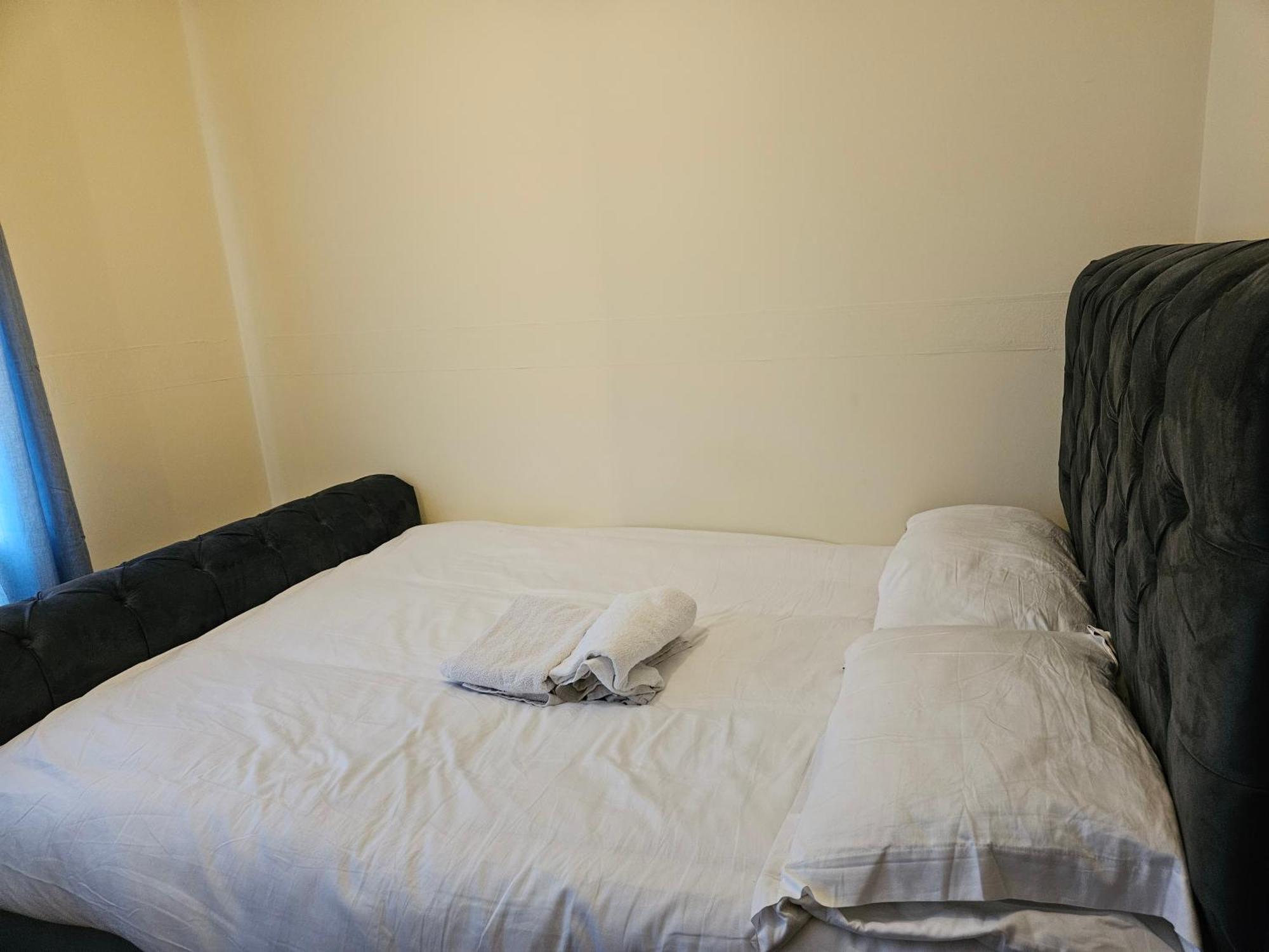 Stunning 2-Bed Apt-Freeparking Close To City
