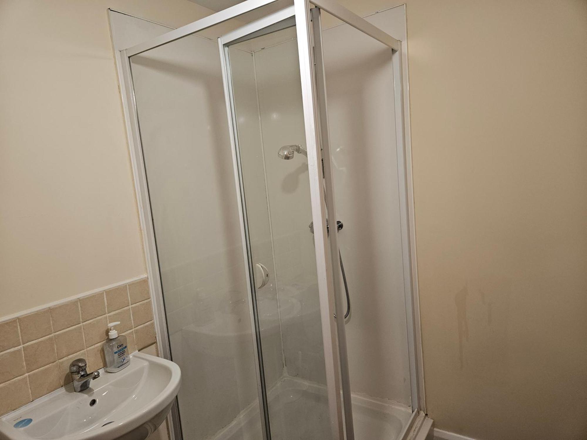 Apartment Stunning 2-Bed Apt-Freeparking Close To City