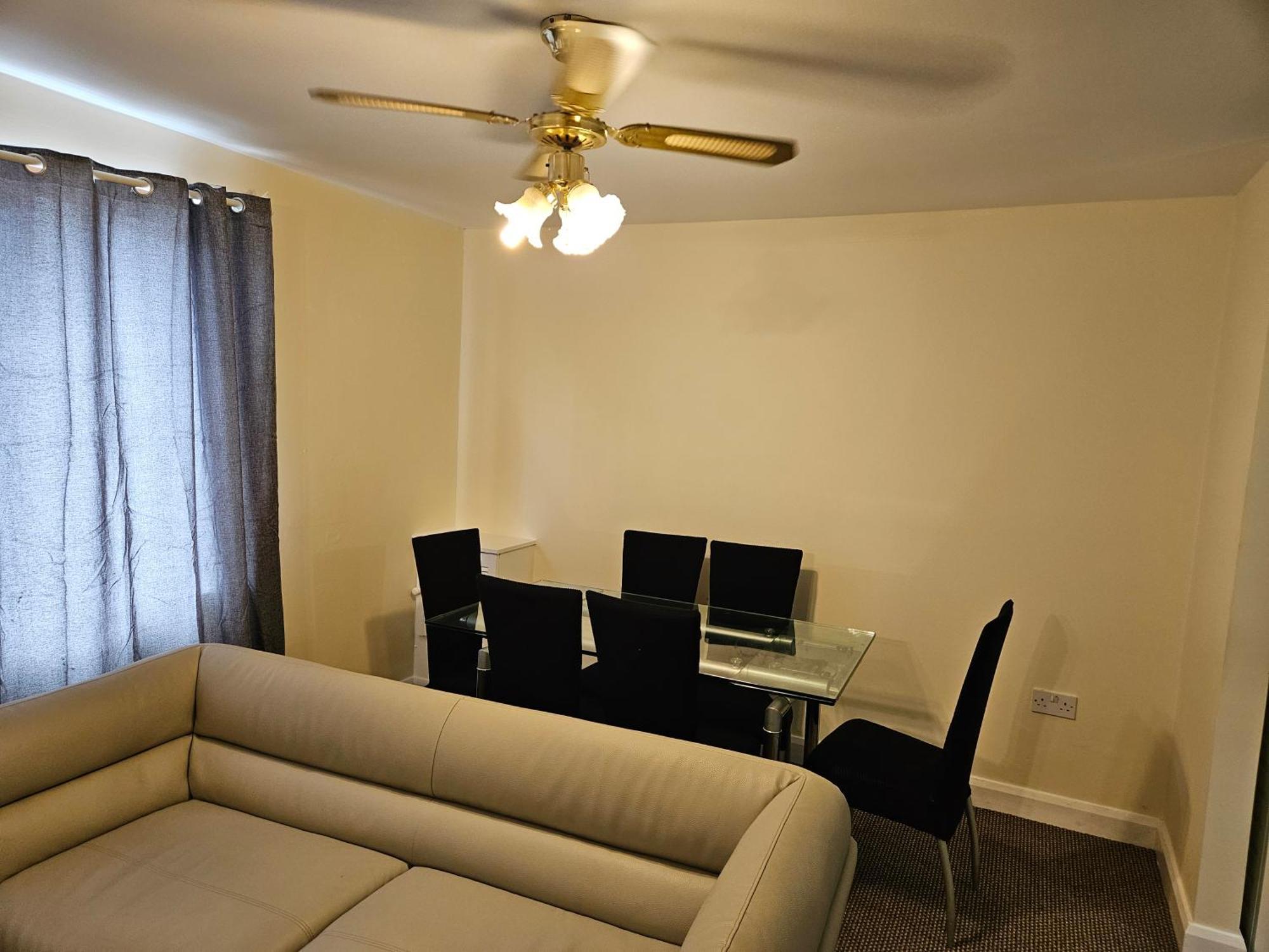 Apartment Stunning 2-Bed Apt-Freeparking Close To City