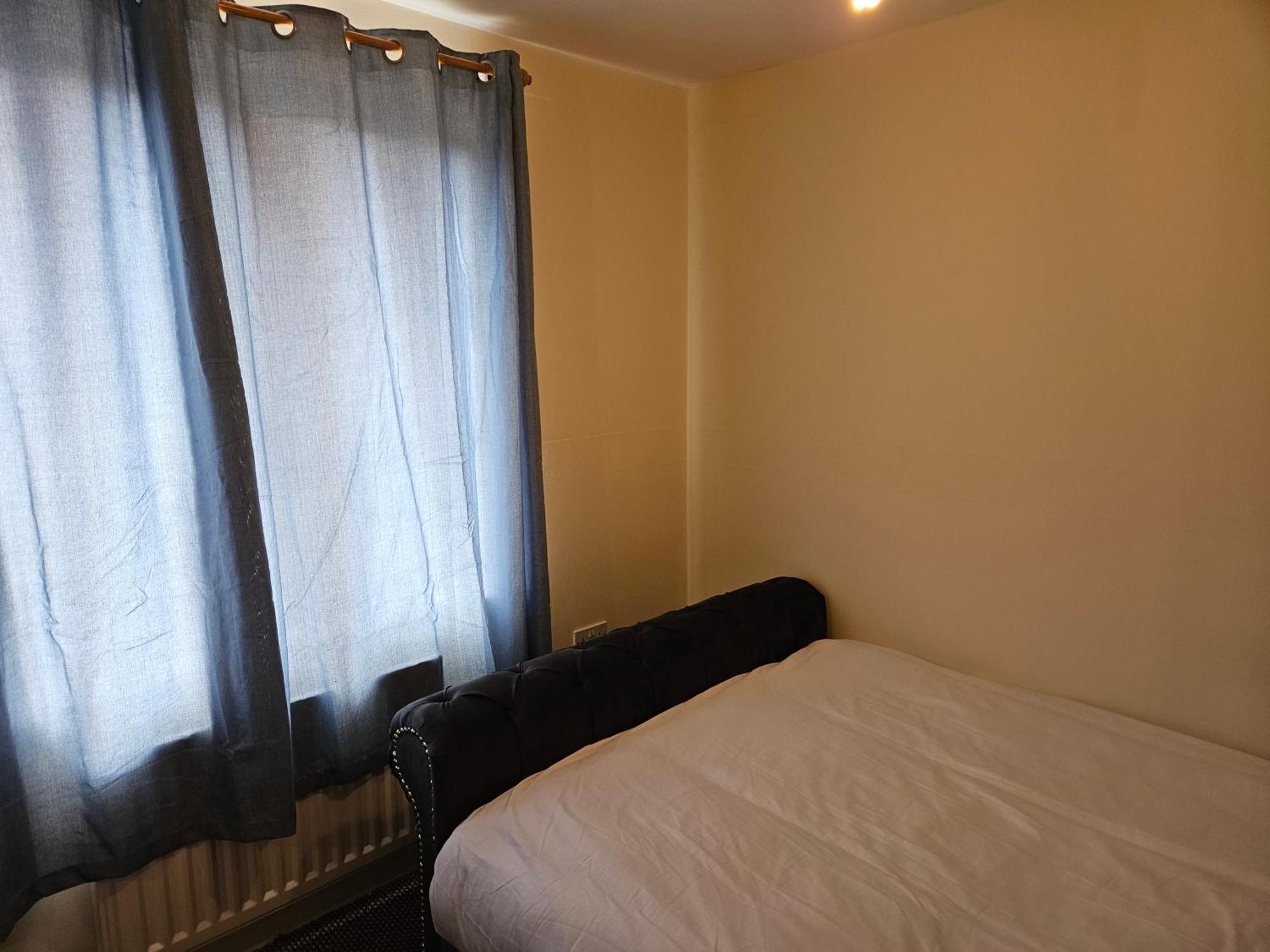 Apartment Stunning 2-Bed Apt-Freeparking Close To City